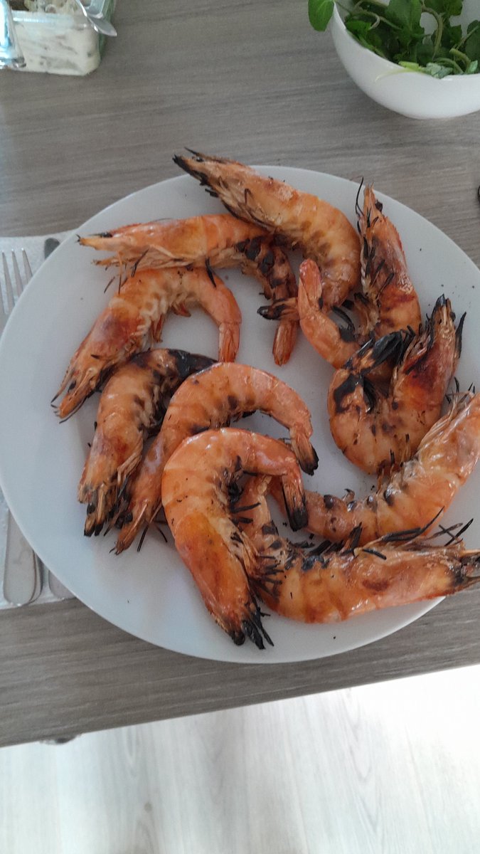 @retailmentoring @julesserkin @SheilaDillon @JoannaBlythman @prbi_Iain @janeyleegrace @profcathyparker @PinderPhil @SlowFoodHQ @jrf_uk @PlunkettFoundat Can certainly recommend my local fishmonger @Premierseafoods 
And yes that is a dinner plate 😉
Chuck another shrimp on the barbie, they were delicious