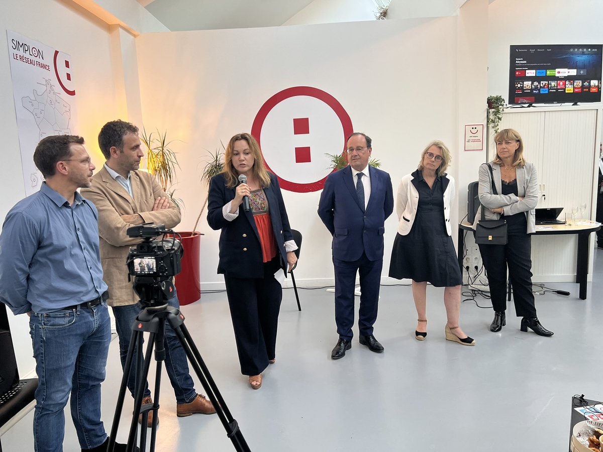 #10ansdeSimplon, ça se célèbre à #Montreuil en présence de <a href="/fhollande/">François Hollande</a> et <a href="/axellelemaire/">Axelle Lemaire</a> 
🥇<a href="/simplonco/">ok</a> était le 1er projet labellisé <a href="/LaFrancesengage/">La France s'engage</a> 
L’#inclusion est dans son #ADN :
✅40 % des diplômés sont des femmes
✅12 % sont en situation de #handicap
✅10 % sont migrants
