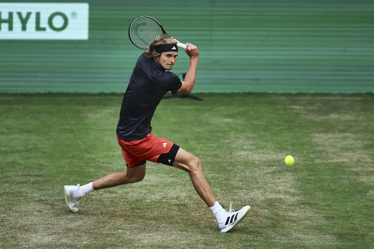 #AlexZverev will heute zum ersten Mal seit 2017  wieder ins Halbfinale der #TerraWortmannOpen einziehen: Der  Olympiasieger trifft im zweiten Tagesmatch in <a href="/ATPHalle/">TERRA WORTMANN OPEN</a> auf den Chilenen #NicolasJarry. Infos/Spielplan 👉shorturl.at/dAB05 #Tennis