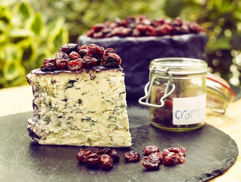 NaturaliaBV's tweet photo. Blu’ 61; dessertwijn, blauwaderkaas en zoetzure cranberry’s zijn de belangrijkste ingrediënten van deze verrukkelijke kaas. Deze favoriet heeft eigenlijk niets nodig want hij is puur op zijn lekkerst! #italiaansedelicatessen #italiaansekaas #blu61 #naturaliabv #italie #fromaggio https://t.co/944g9q4mlQ