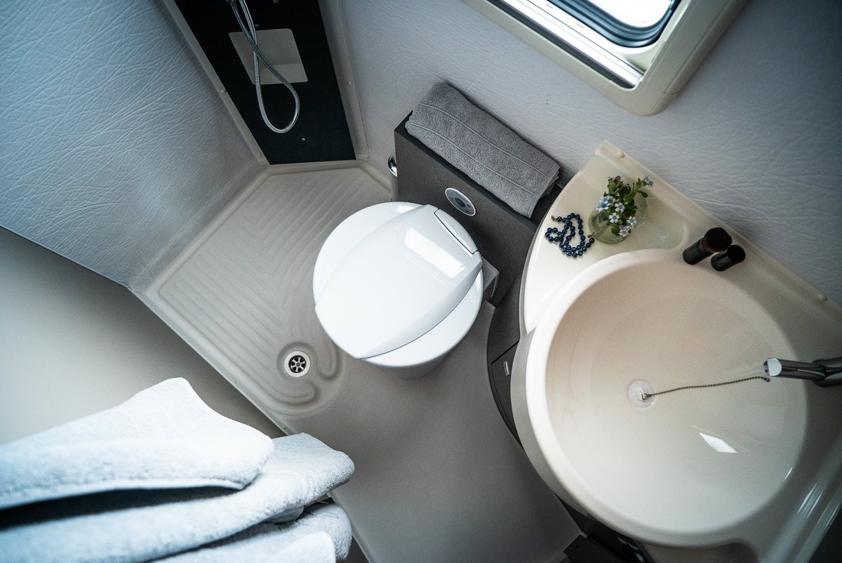 Wingamm1's tweet image. Oasi 610M has two separate and always-ready sleeping areas: the front folding bed and the comfortable French double bed in the rear. 

New Oasi 610M, the comfort of traveling: wingamm.com/it/camper-cara…

#wingamm #rvlife #travel #lifestyle #glamping