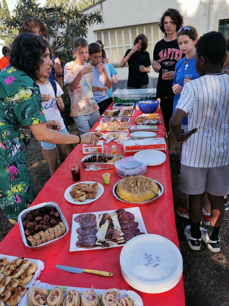 OSsencur's tweet image. Zvečer nas je čakalo presenečenje. Starši španskih učencev so nam pripravili tradicionalne španske jedi. Pripravili so pravo zabavo z glasbeniki in tipičnimi igrami. Večer je minil v prijetnem vzdušju in druženju s prijatelji.
#Cmepius #ErasmusPlus #OsSencur #CeipOdondeBuen