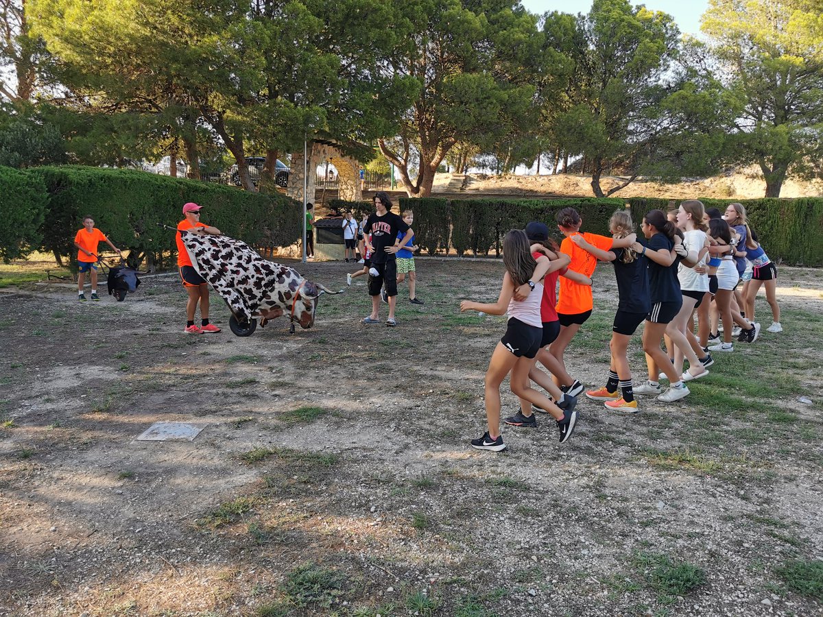 OSsencur's tweet image. Zvečer nas je čakalo presenečenje. Starši španskih učencev so nam pripravili tradicionalne španske jedi. Pripravili so pravo zabavo z glasbeniki in tipičnimi igrami. Večer je minil v prijetnem vzdušju in druženju s prijatelji.
#Cmepius #ErasmusPlus #OsSencur #CeipOdondeBuen