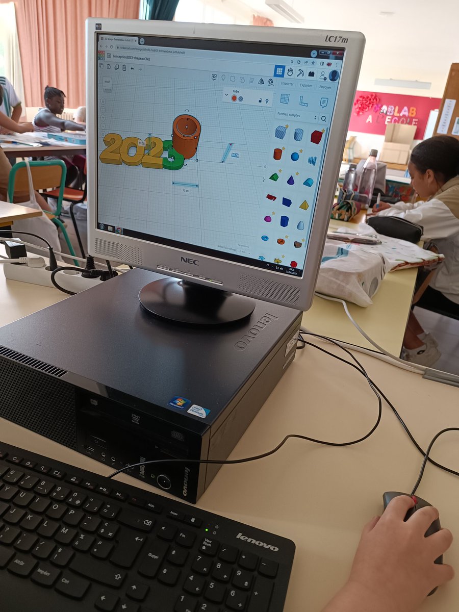 classedesmakers's tweet image. Nous préparons la cérémonie de fin d&apos;année des CM2, nous fabriquons des chapeaux et dans le pompon il y aura un petit 2023 imprimé en 3D. #fablabalecole