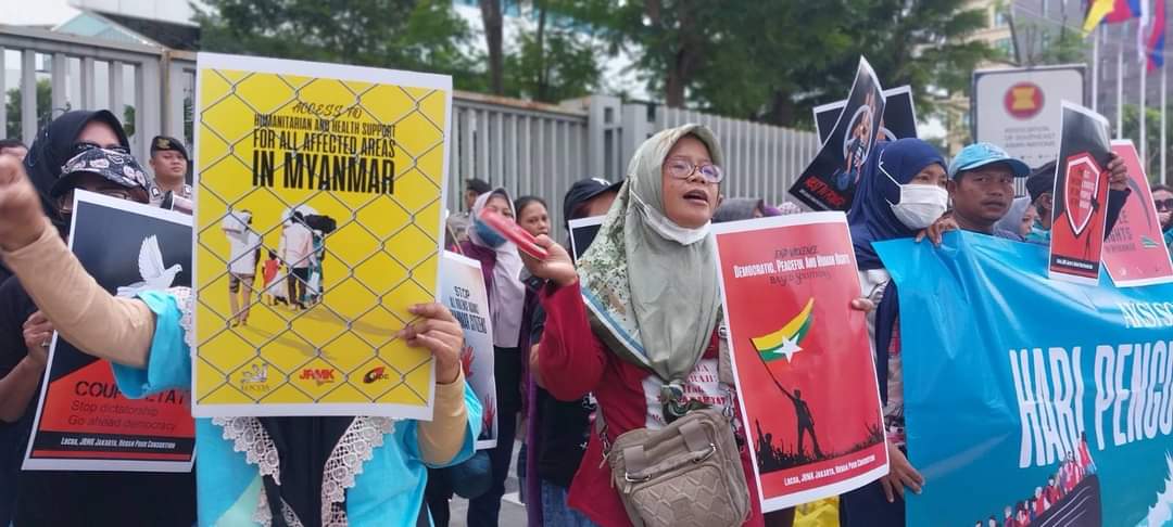 On World Refugee Day, infront of ASEAN office,Indonesia citizens from LOCOA staged the protest  against MilitaryCouncil that created millions of people into refugees by the coup. Protesters also show the solidarity with oppressed burmese people
#2023Jun20Coup
#worldrefugeeday2023