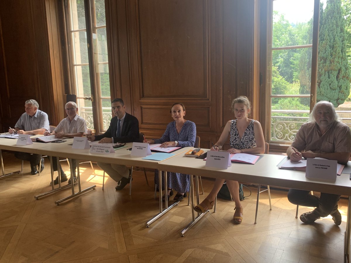 Prefet68's tweet photo. #signature✍️
Louis Laugier @Prefet68 a signé le Contrat de Sécurité Intégrée (CSI) avec @Proc_Colmar et les 4 maires de la Comcom Val d'Argent
▶️ Engagement réciproque entre l’État et les collectivités territoriales en matière de politique de sécurité et de tranquillité publiques https://t.co/USqvTzF5Jk