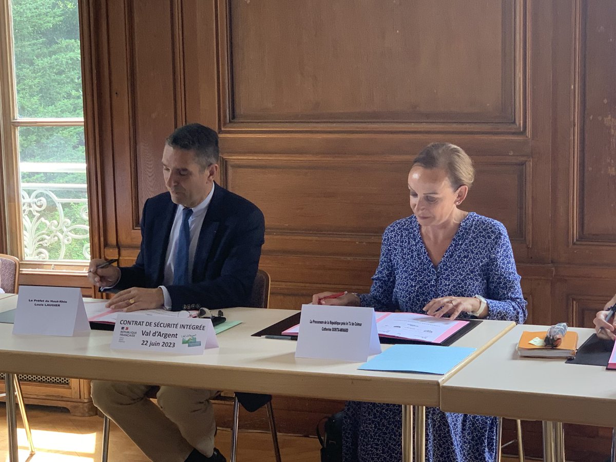 Préfet du Haut-Rhin (@prefet68) on Twitter photo #signature✍️
Louis Laugier <a href="/Prefet68/">Préfet du Haut-Rhin</a> a signé le Contrat de Sécurité Intégrée (CSI) avec <a href="/Proc_Colmar/">Procureur de Colmar</a> et les 4 maires de la Comcom Val d'Argent
▶️ Engagement réciproque entre l’État et les collectivités territoriales en matière de politique de sécurité et de tranquillité publiques #signature✍️
Louis Laugier <a href="/Prefet68/">Préfet du Haut-Rhin</a> a signé le Contrat de Sécurité Intégrée (CSI) avec <a href="/Proc_Colmar/">Procureur de Colmar</a> et les 4 maires de la Comcom Val d'Argent
▶️ Engagement réciproque entre l’État et les collectivités territoriales en matière de politique de sécurité et de tranquillité publiques