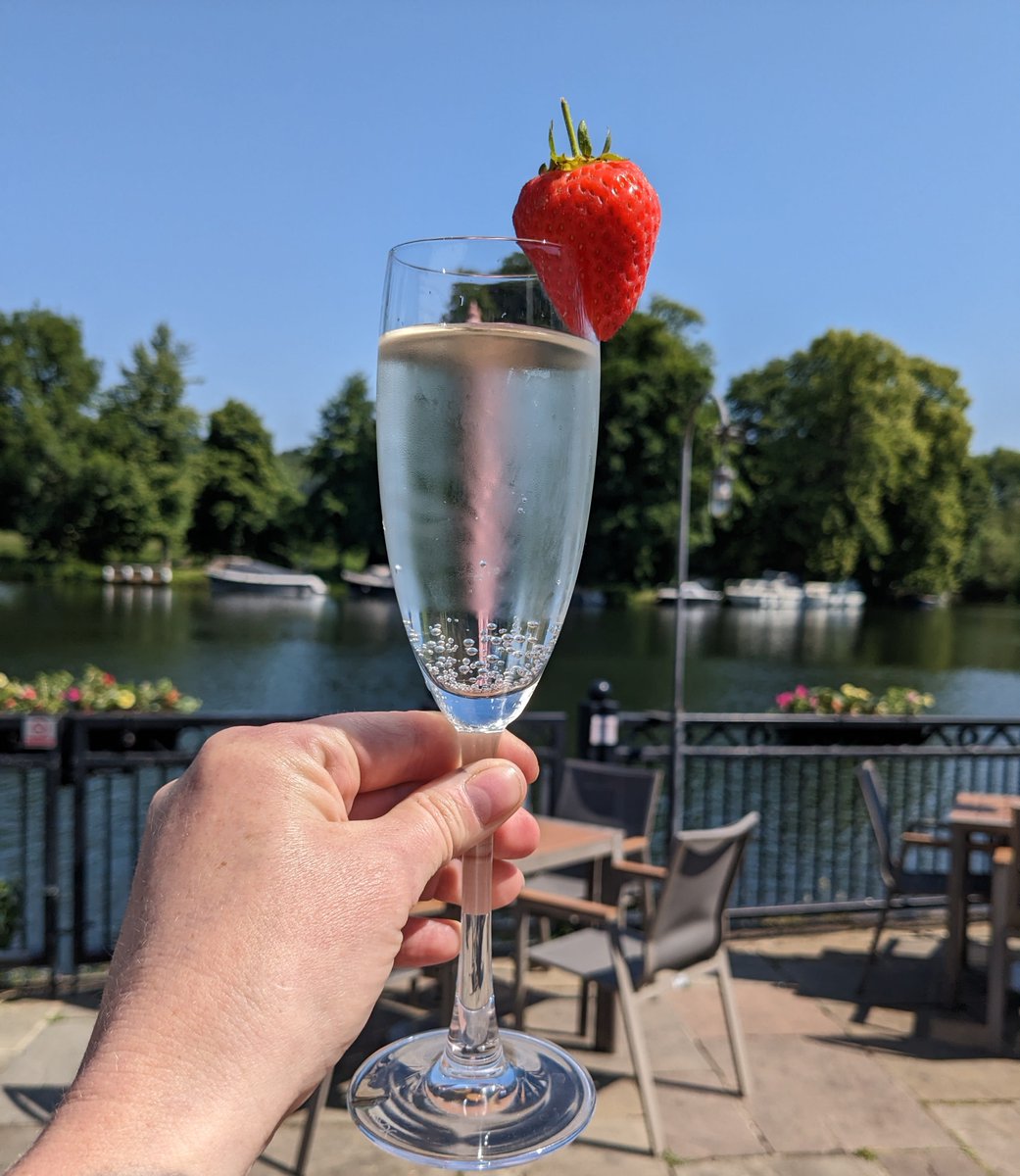 Cheers to Fizz Friday😉 Sit back relax and enjoy the views 😁 #friday #fridayfeeling #fridayvibes #fridaymood #fizzfriday #cheers #prosecco #proseccolovers #proseccotime #winelovers #friends #drink #relax #sparklingwine #riverside #riverterrace