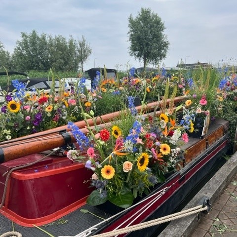 FloraHolland's tweet photo. Vandaag vertrekt de corsoboot van Royal FloraHolland om 13.00 uur vanaf Trade Parc Westland in Honselersdijk. Drie dagen lang varen er prachtig versierde boten met bloemen, planten en groenten door de wateren rond het Westland. Kom genieten!
#VarendCorso https://t.co/xn3zDdMDJb https://t.co/DNOFA3O3i9