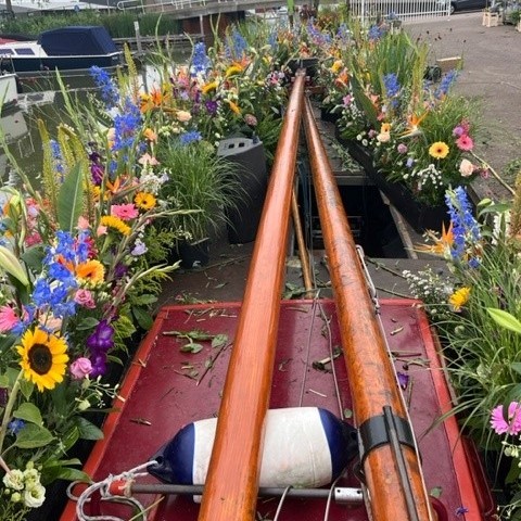 Vandaag vertrekt de corsoboot van Royal FloraHolland om 13.00 uur vanaf Trade Parc Westland in Honselersdijk. Drie dagen lang varen er prachtig versierde boten met bloemen, planten en groenten door de wateren rond het Westland. Kom genieten!
#VarendCorso royalfloraholland.com/nieuws-2023/we…