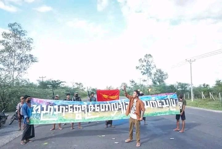 “Prove AnyarThars' courage with the revolution” with the banner, Activists have demonstrated against the military dictatorship on the part of Monywa -Mandalay road on today surrounded by Resistance Forces.  #2023Jun23Coup #WhatsHappeninglnMyanmar