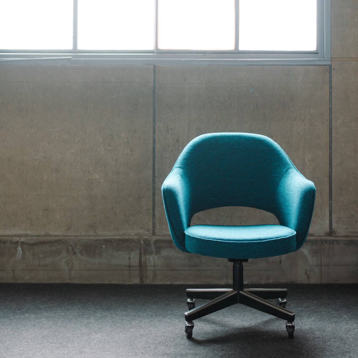 「最近になって買ったものは、どこか超えたものだよね。それだけそのもの自身の力や、魅力があるもの。一生持っているだろうと思えるような。」 こちらは、ファブリックもクッションも新しく張り替えた、中古の「Knoll」カンファレンス・チェア。 
shop.delfonics.com/special/capmar… #delfonics #ロルバーン