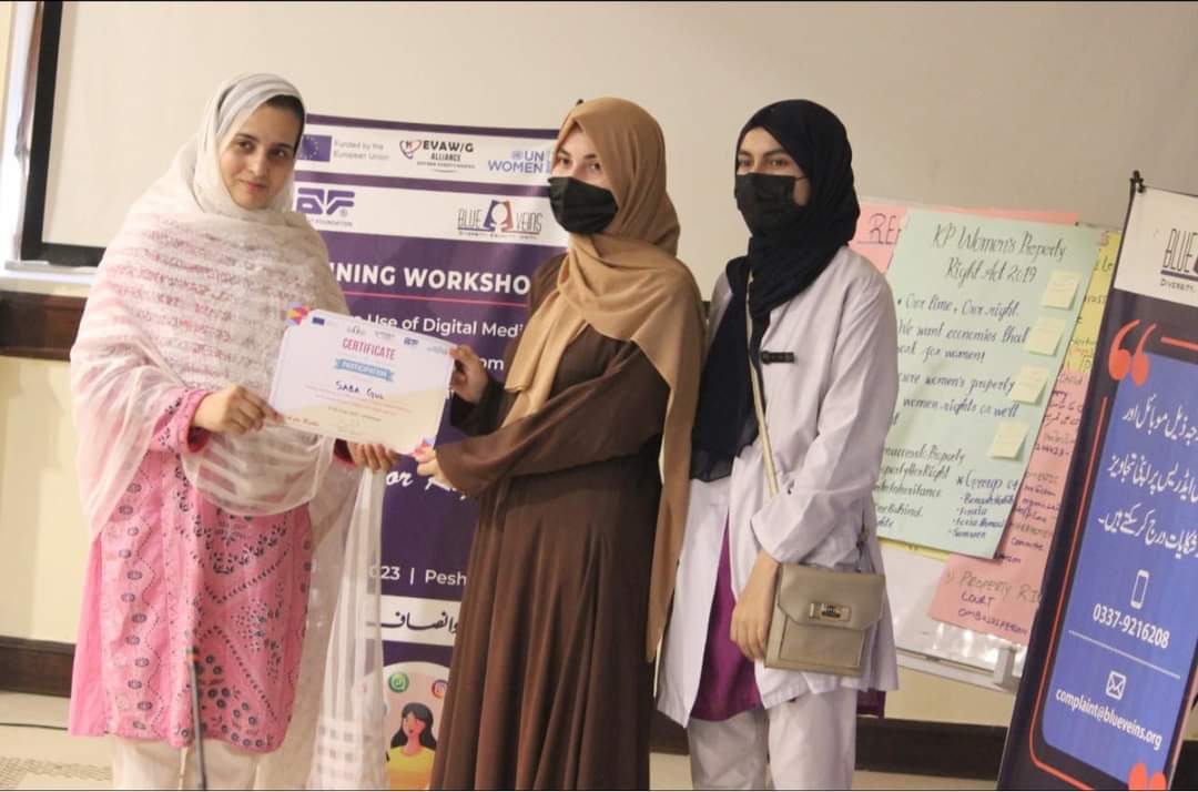 BlueVeinsPak's tweet photo. Ensuring effective use and access of women and girls to social media platforms is critical for maximizing social media’s influential role for gender equality and women empowerment.
#clickforrights
#Digitalliteracytraining
#DigitalEmpowerment
#digitalliteracy
#LegalLiteracy https://t.co/1ZR4lmi0RM