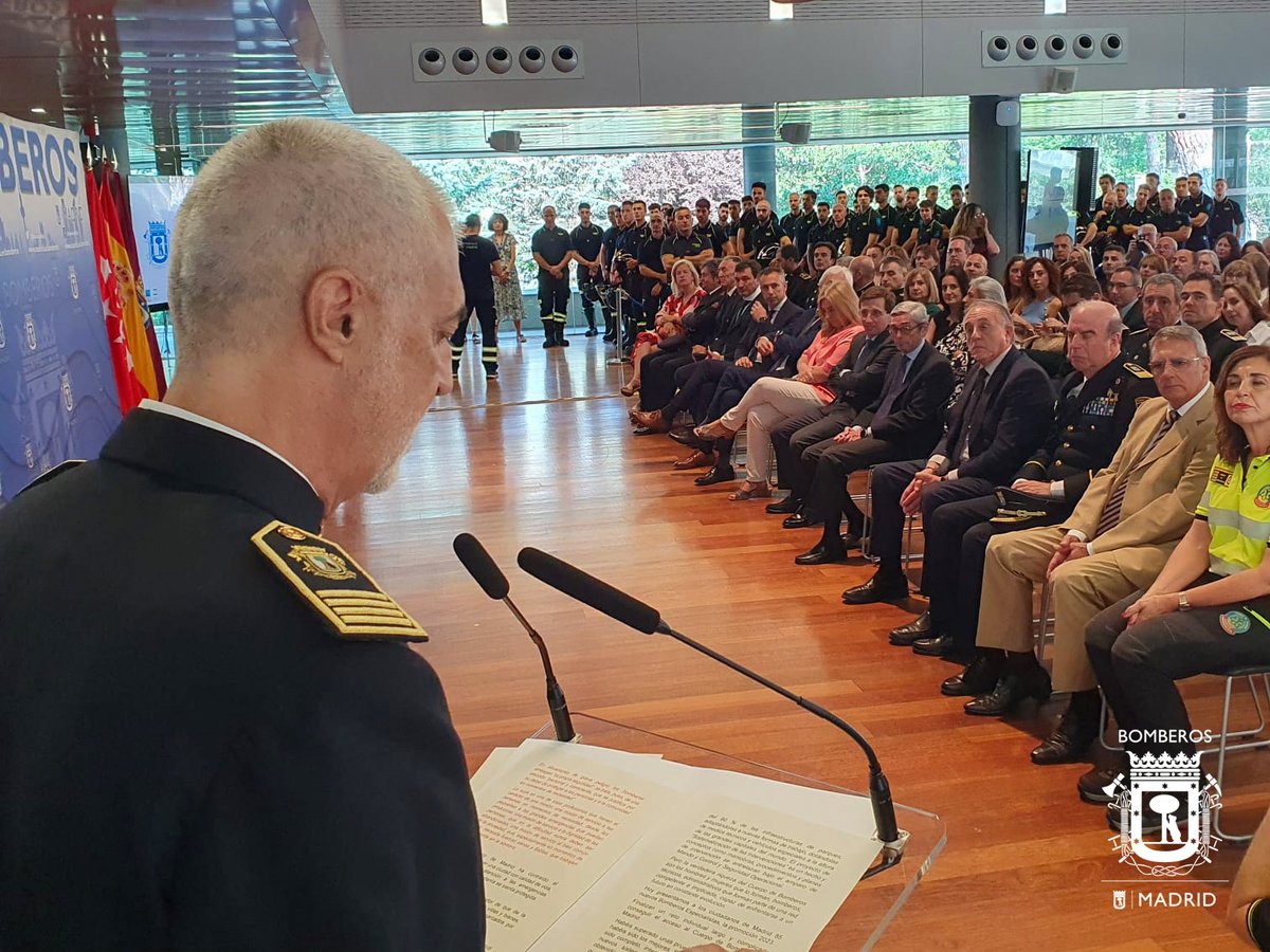 BomberosMad's tweet photo. Y llegó el gran momento‼️ 👩‍🚒👨‍🚒
Los 85 aspirantes, después de aprobar el periodo de formación, recogen el diploma y la placa que les acredita como #Bomberos/as Especialistas del @MADRID en presencia de @AlmeidaPP_ @InmaSanzO y demás autoridades en el #Retiro 
Enhorabuena‼️👏👏 https://t.co/1d0lOUkn5D