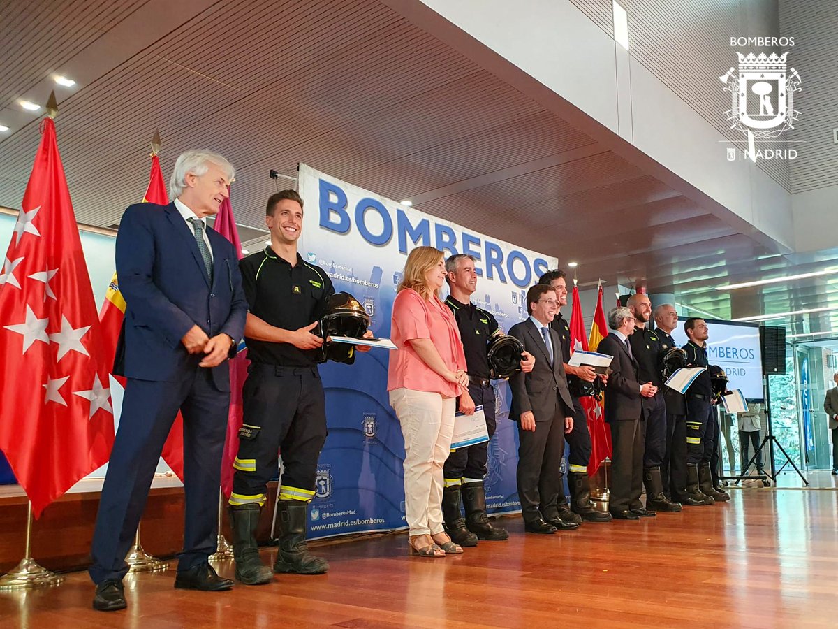 BomberosMad's tweet photo. Y llegó el gran momento‼️ 👩‍🚒👨‍🚒
Los 85 aspirantes, después de aprobar el periodo de formación, recogen el diploma y la placa que les acredita como #Bomberos/as Especialistas del @MADRID en presencia de @AlmeidaPP_ @InmaSanzO y demás autoridades en el #Retiro 
Enhorabuena‼️👏👏 https://t.co/1d0lOUkn5D