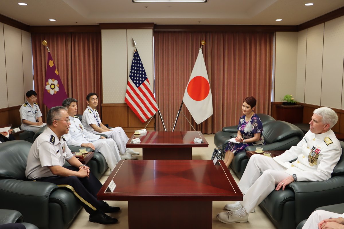 ６月２３日、 #吉田統幕長 は、米海軍第７艦隊 @US7thFlt 司令官トーマス中将の表敬を受けました。日本の防衛及び日米防衛協力の推進などの功績により、トーマス中将に旭日重光章が送られたことに対し、吉田統幕長から祝意が述べられました。
mod.go.jp/js/about/topic…