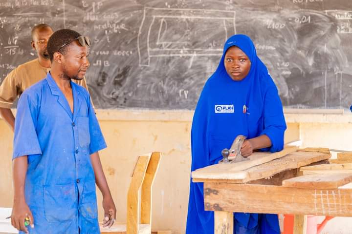 plan_niger's tweet photo. Je m’appelle Djamila, j’ai 18 ans. Mon père fait de l’embouche et ma mère vend de la viande, un métier uniquement occupé par les 👨🏾. Ma passion pour la menuiserie bois vient de ma mère. Les femmes de chez nous sont des battantes. Nous exerçons des métiers occupés par les hommes. https://t.co/5lyV6zyxDS