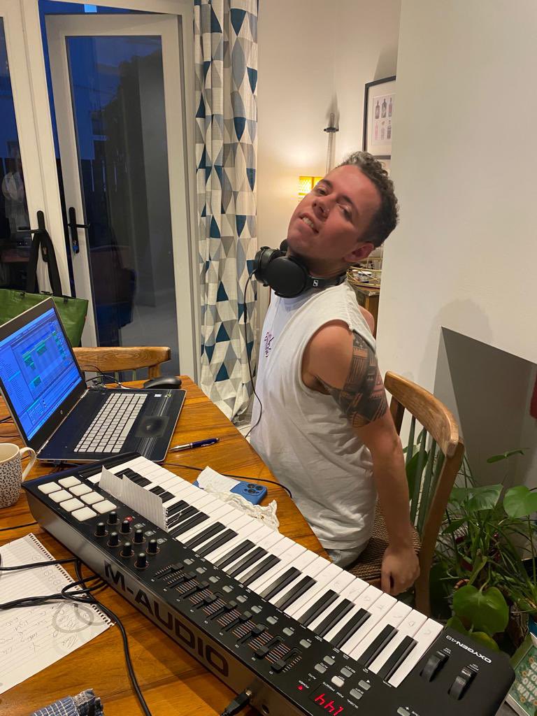 Share in the 🧵 what your writing set up looks like 💖💖💖