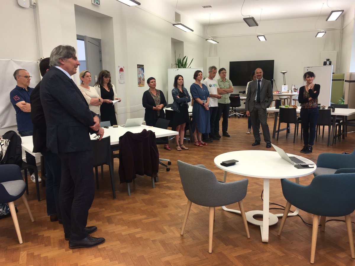 110bisLimoges's tweet photo. [#RESPIR] Dernier RDV de l’année pour le #WORKCAFÉ110 : mobilité #Erasmus+ organisée avec @SrareicLimoges à Valence 🇪🇸 pour l’équipe 1er degré de l’@aclimoges sur la thématique du bilinguisme.
#innovationpeda
Pour revoir la présentation Pêcha Kucha 👉 https://t.co/Hx7iK2gN0w https://t.co/R6zji5nA2E
