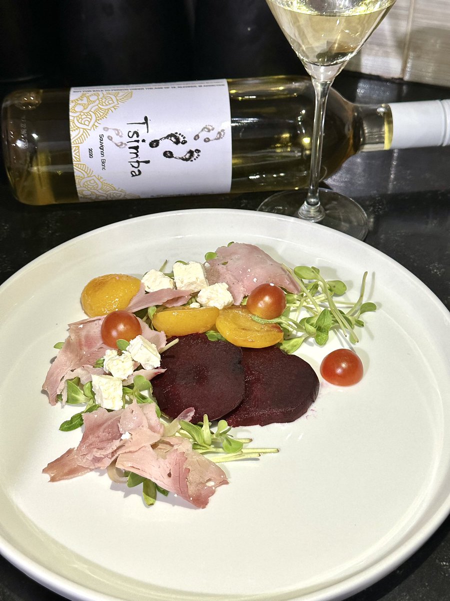 Wine is meant to be with food , that’s the whole point of it. 

#rwendo_wineszw #winelovers #winepairings #starter #foodwithwine