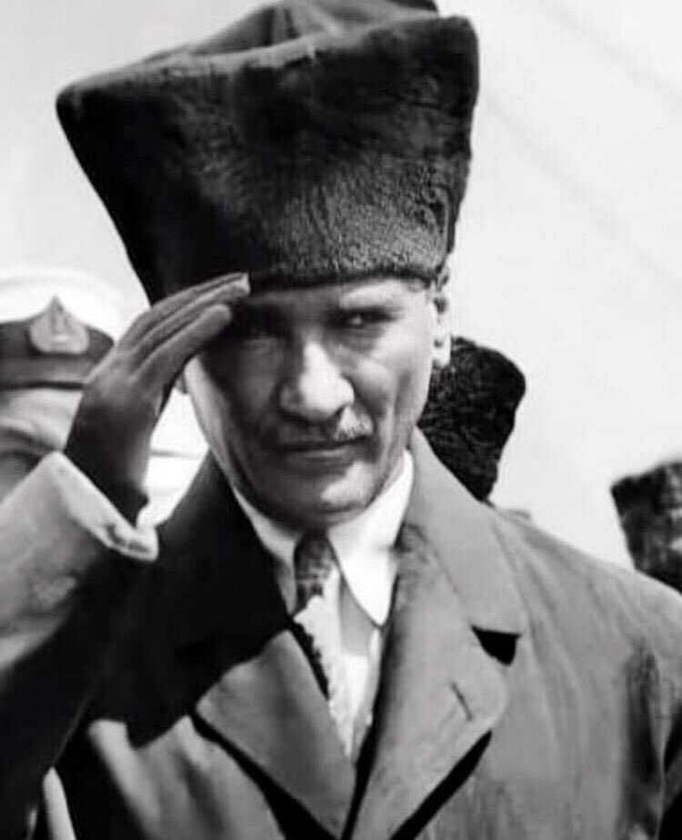 Ortaokula gelene kadar Mustafa’ydı… 
Matematik yeteneğiyle Mustafa Kemal oldu…
Yüzlerce yılın kökleşmiş alışkanlık ve geleneklerini yıktı, adı #GaziMustafaKemalAtatürk oldu… 

Türk halkı ona kısaca ‘ #Atatürk ’ dedi.

Erol Mütercimler