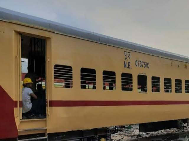 SapkalePradip's tweet photo. Indian railway is increasing the standard of service day by day, then why downgrade in color....it's look very bad and low standard....pls change  it like international standard... #changecolor #IndianRailways #ashwinivaishnav @RailMinIndia @indianrailway__ https://t.co/RqZbJvLRlb