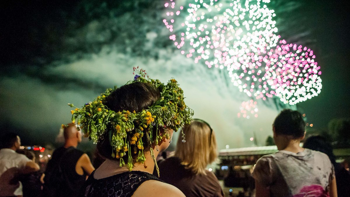 ONTPologne's tweet photo. #Wianki est une tradition païenne slave qui reste vivante jusqu’à nos jours. La nuit de solstice d’été est une fête du feu, de l’eau, du soleil et de la lune, de la récolte, de la joie et de l’amour. Le festival #Wianki se déroule le 24 juin à #Cracovie : https://t.co/guvbYmXf70 https://t.co/3Ez2YZiHVn