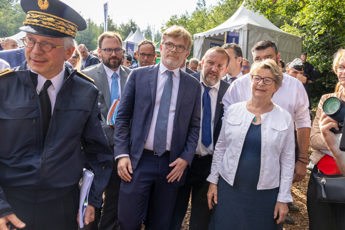 bfc_region's tweet photo. Inauguration ce matin du salon @Euroforest2023, le salon européen des acteurs de la #forêt et du #bois. En présence de @MFesneau, ministre de l'#agriculture @Agri_Gouv et de @MarieGuiteDufay, présidente de @bfc_region 🌳🌲 #euroforest https://t.co/jbJeMxp7Ww