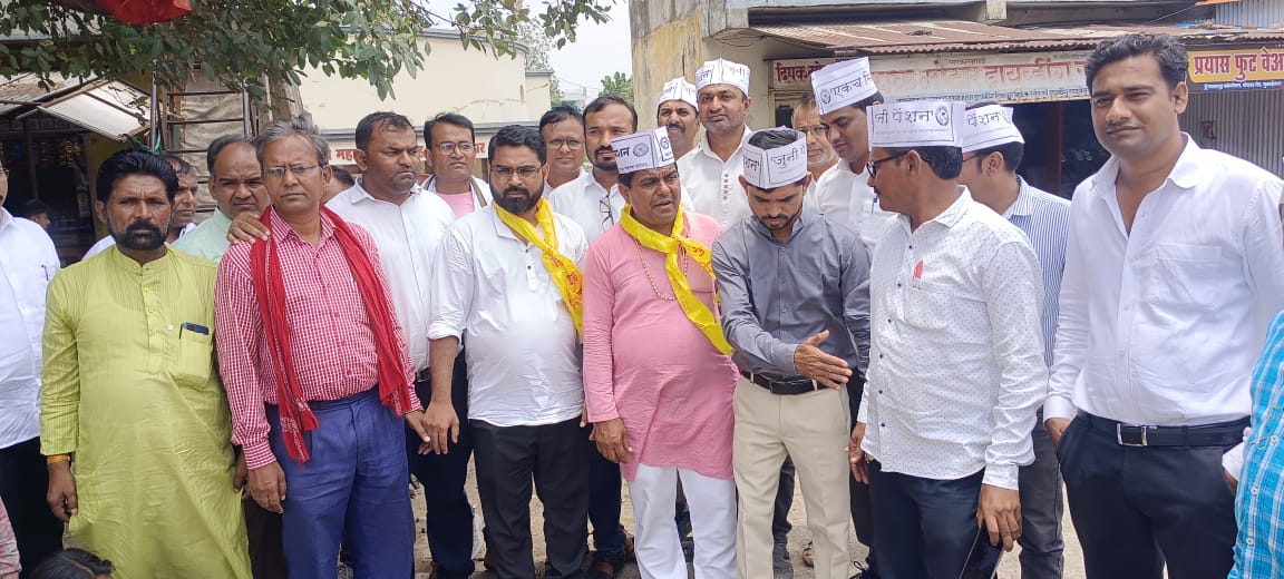 Mp के बुरहानपुर से निकल कर महाराष्ट्र के सीमा मुक्ताईनगर में NPS निजीकरण भारत छोड़ो यात्रा प्रवेश कर गई है।#महाराष्ट्र के प्रदेश अध्यक्ष व NMOPS राष्ट्रीय उपाध्यक्ष वितेश खण्डेकर,सुनील दुधे,विनायक कुनाल ,गोविन्दा ठाकरे,प्रवीन संजय सहित सैकड़ों साथियों ने यात्रा का स्वागत किया।