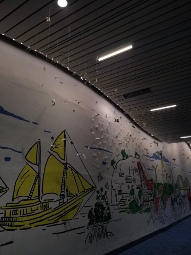 T3CGK's tweet photo. Asal seni, seni asal-asalan di #T3CGK. Asal nemplok, asal pajang. Ide siapa yg beginian ini kok bisa lolos persetujuan. Ga ada bagus-bagusnya, ga ada estetik-estetiknya, ga ada indah-indahnya. Malah bikin sakit mata, mending mlengos pas lewat. @mawaluddin @erickthohir https://t.co/gZMmsPpOFJ