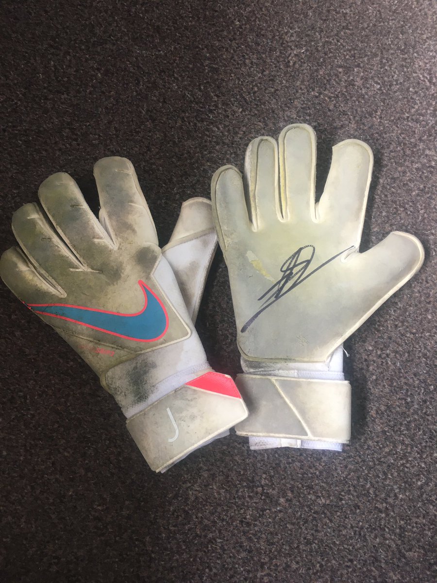 Auction 

Donated by @MrGunny1963 & the team @TripleSSports 

Former @CPFC @ManUtd & now @RangersFC Goalkeeper @JackButland_One signed gloves.

Training worn, potentially match worn.

Ends 24/06 at 5PM

Bid in replies and please retweet.

Funds to support children in grassroots.