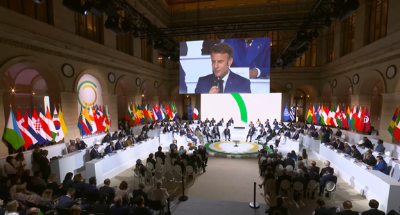 ParisPeaceForum's tweet photo. « Au fond, ce qu'on veut faire, c'est bâtir un nouveau consensus commun, construit par toute la planète »

@EmmanuelMacron lors de la cérémonie de clôture du Sommet pour un #NouveauPacteFinancier mondial.

Regardez en direct 👉 https://t.co/LknsM0S6xH https://t.co/nriDfbc8Iz