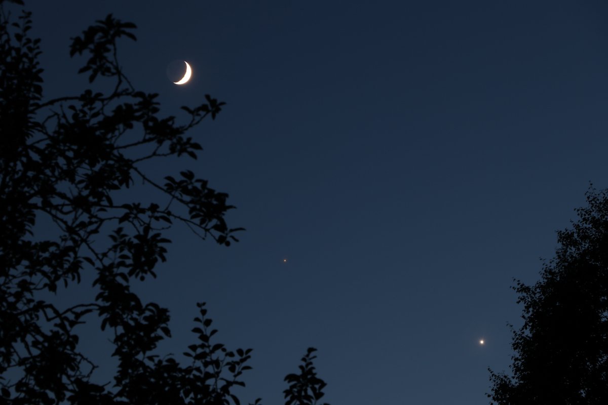 Hier soir il y avait une jolie conjonction Lune, Mars, Vénus ! Hop, EOS80D sur son trépied ! 🙂📷#Astronomie #Lune #Mars #Vénus