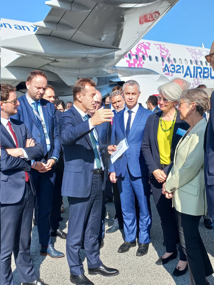 ErrardN's tweet photo. Honoured to welcome @Elisabeth_Borne at @parisairshow. @Airbus management showing our major innovations: #decarbonisation, space for #climate, #duality & #EU defense capabilities for #EU sovereignity
#destination2050 @ASDEurope @ASDEurospace @A4Europe @ACI_EUROPE @GifasOfficiel https://t.co/cmWoUiPEMD