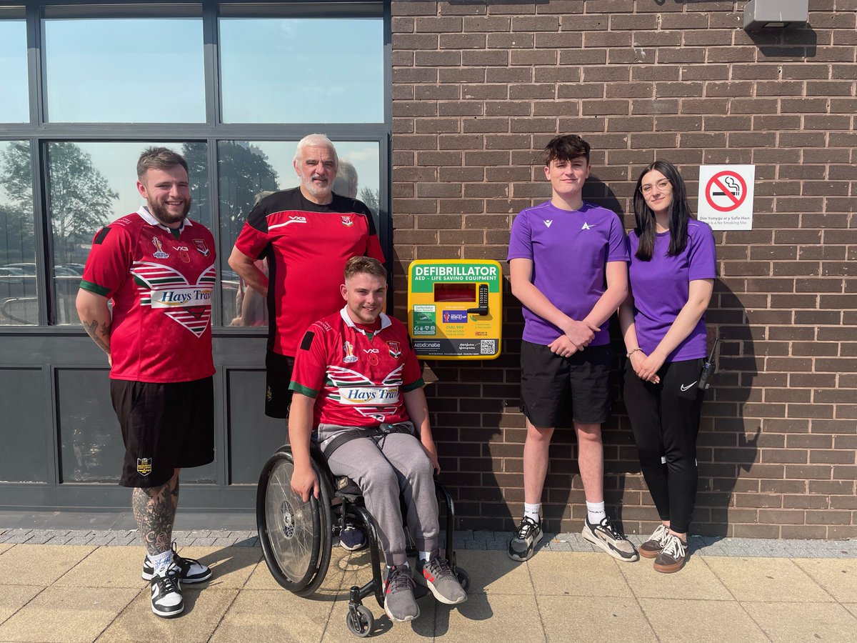 World Cup Legacy | Etifeddiaeth Cwpan y Byd🏉 Following a joint bid between #CymruRL and @NWCWhRLandDSC, the @DeesideDotCom @DLC_IceRink Leisure Centre has received a free automated external defibrillator, thanks to @AEDdonate and @RLWC2021. More/Mwy: wrl.wales/world-cup-lega…