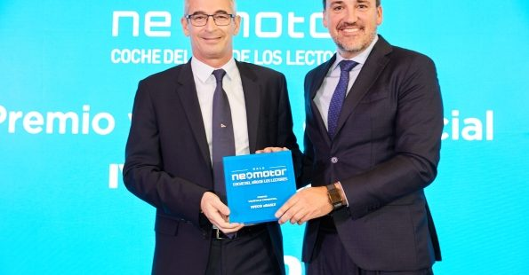 PremsaMotorCat's tweet photo. LA IVECO EDAILY SE CONVIERTE EN EL PRIMER “VEHÍCULO COMERCIAL DEL AÑO” DE LOS PREMIOS NEOMOTOR. @IvecoES @NeoMotor @PremsaMotorCat #Iveco #NeoMotor #APMCmotor https://t.co/fA9OQsY9E1