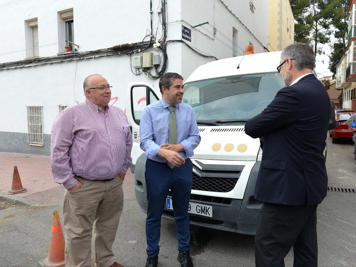 El alcalde, David Conde, y el segundo teniente de alcalde, Juan Carlos Vicente, han acompañado al equipo de mantenimiento urbano  para la limpieza de las pintadas ofensivas a los Cuerpos y Fuerzas de Seguridad del Estado. 
Juntos por un Valdemoro 
seguro, limpio y para todos