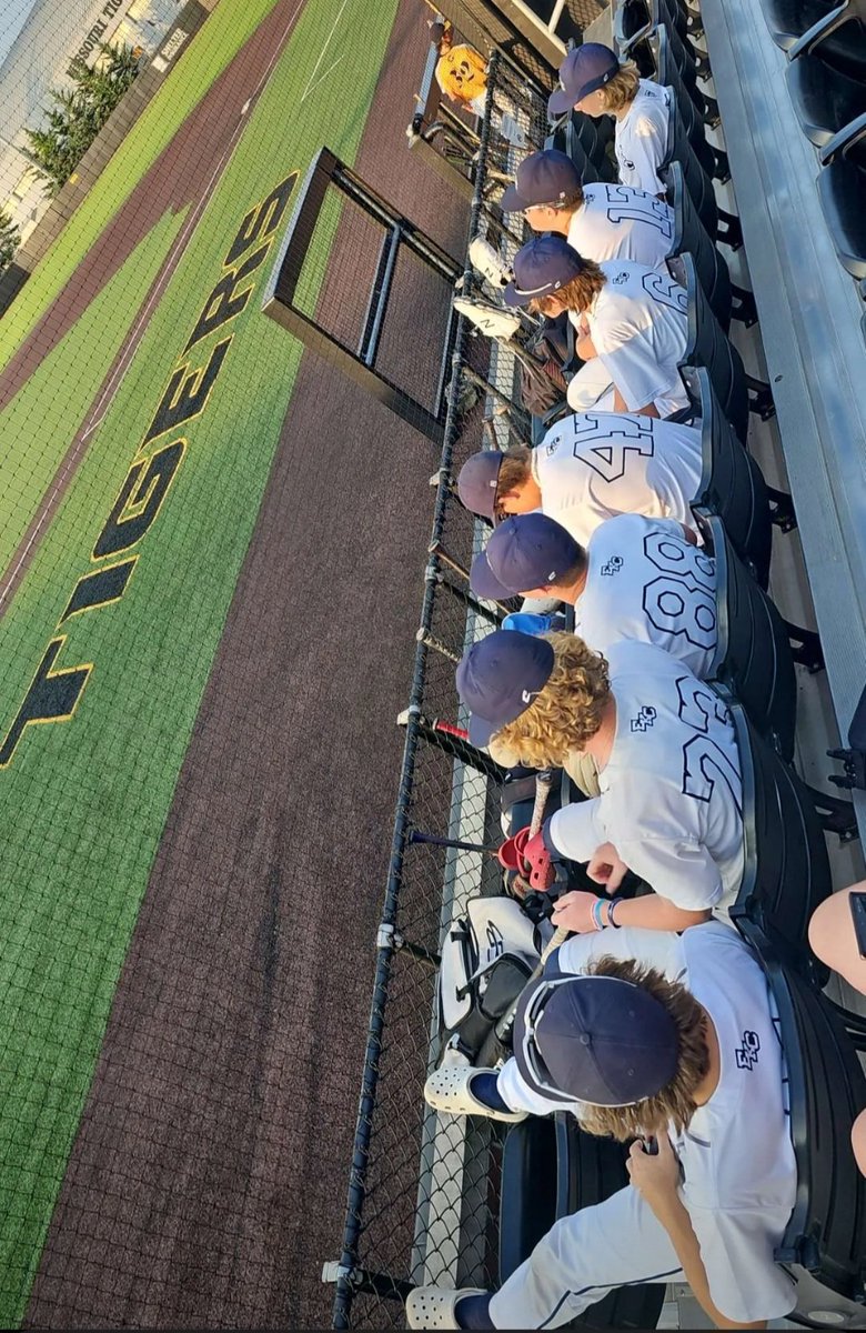 CoachOttens's tweet photo. 15U patiently waiting for their game to start! #runningbehind https://t.co/HFVTGnLiGA