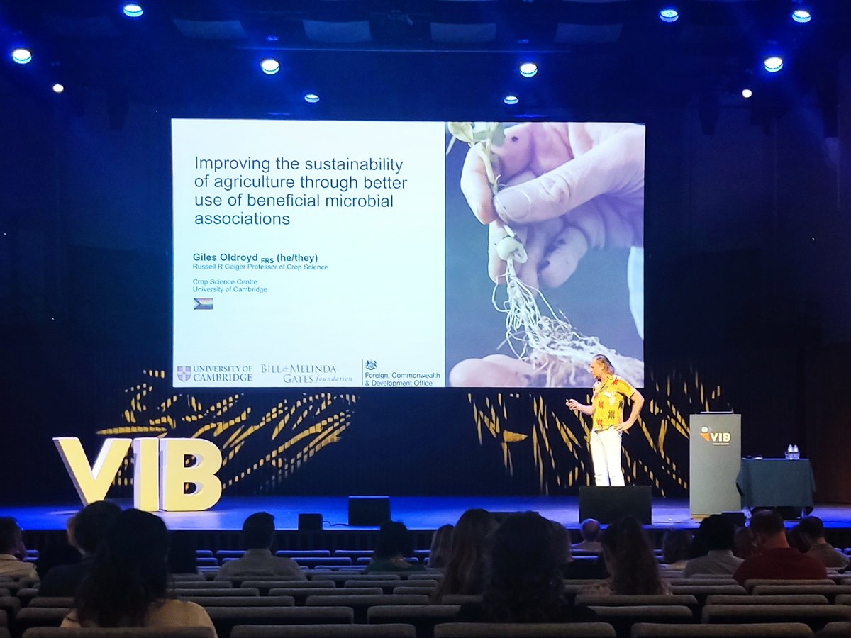 SielGoethals's tweet photo. Sustainability in agriculture... Do you think that beneficial microbes might help us in this? 🌾🦠During the talk of @gilesedoldroyd from @CropSciCentre at #TRIC23 we learn that they can indeed! https://t.co/ZX3NRNoJqT