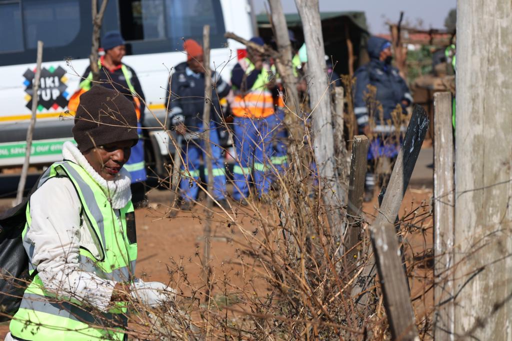 The City is truly glad to be empowering Joburgers through creating an initiative such as the  #EPWPCleanUp. 
#KleenaJoburg  #KnowYourJoburg  ^LM