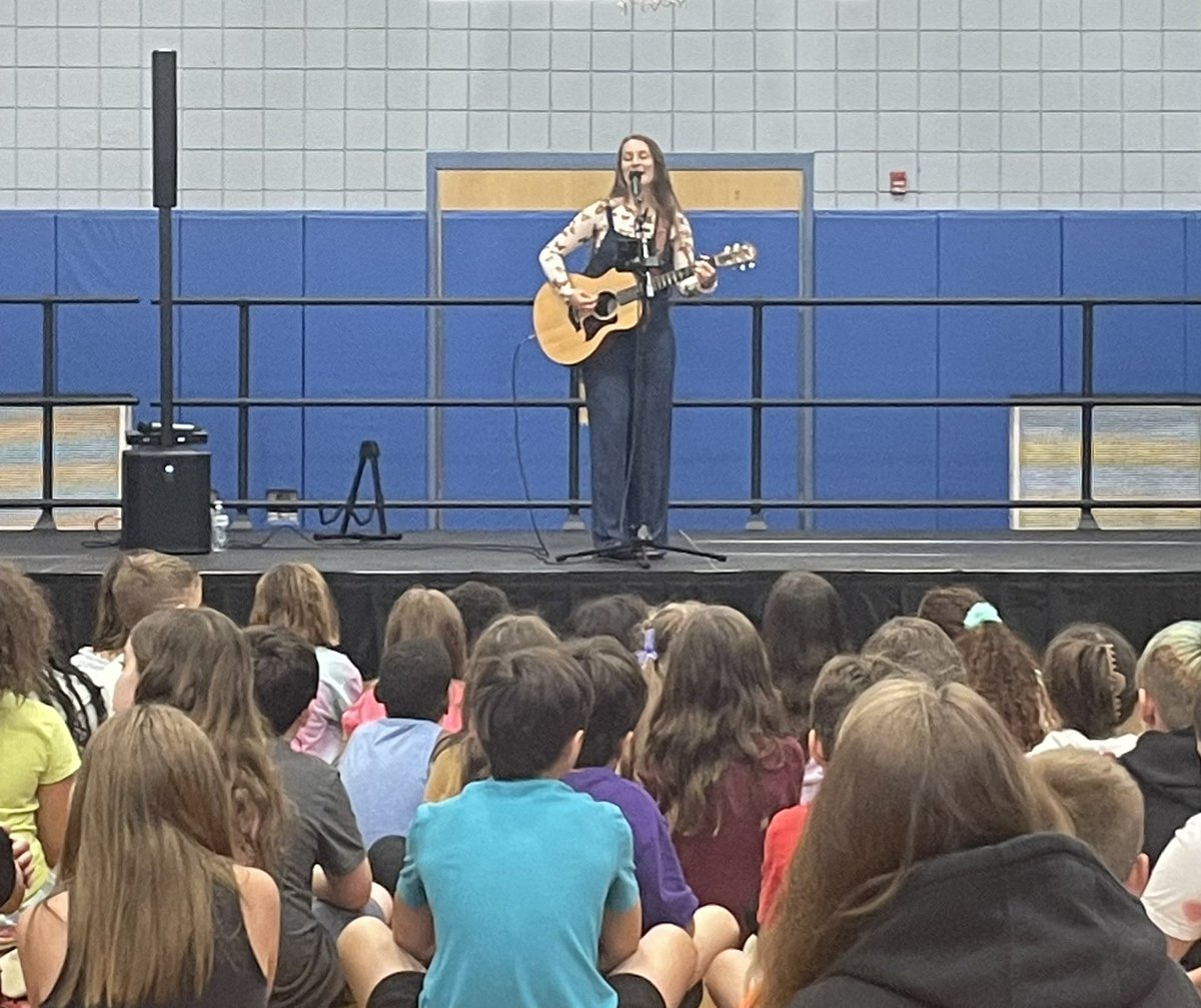 Natalia Bonfini helping EES celebrate our last day of school!!😊😊