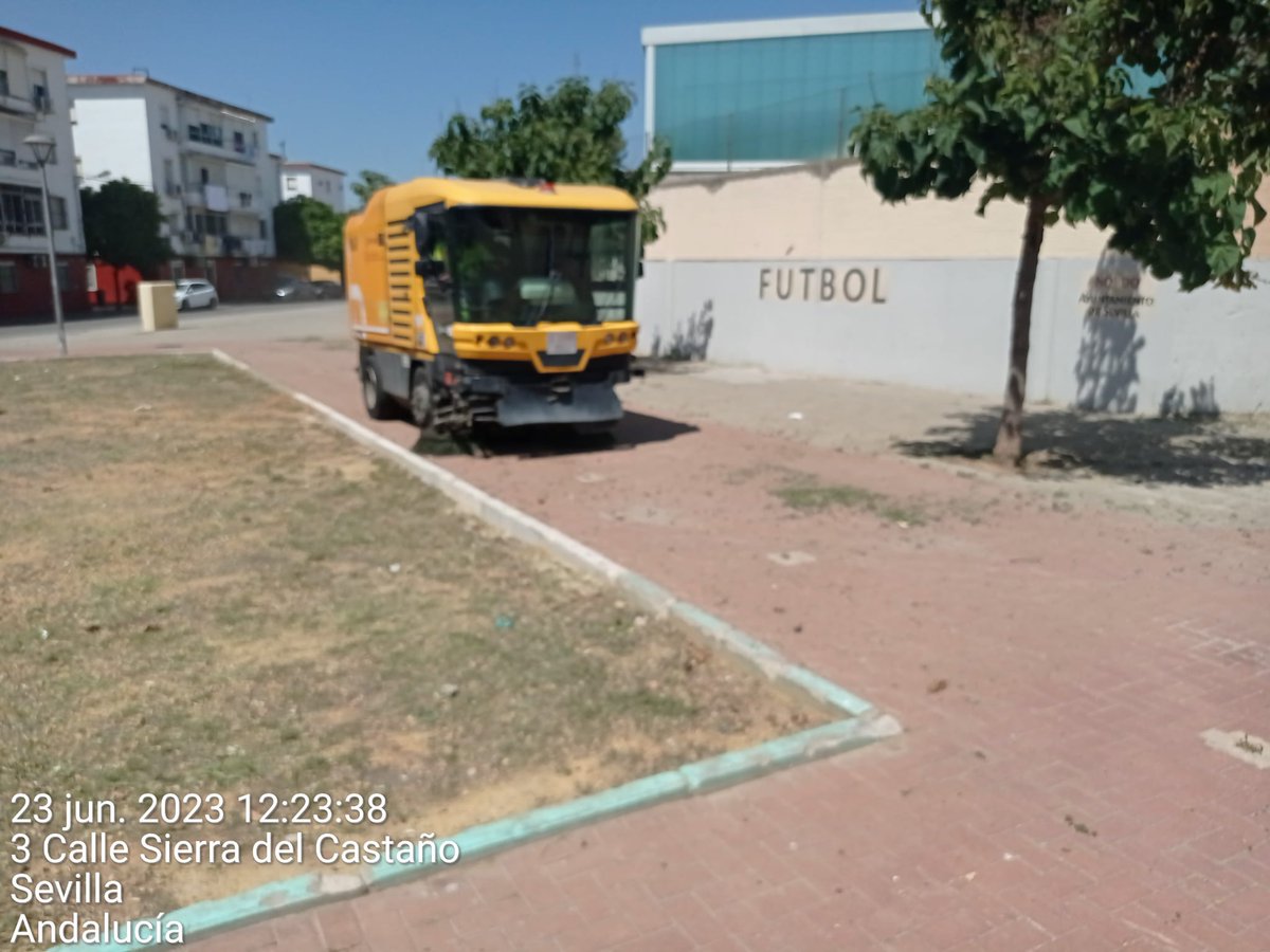 ppepelusev's tweet photo. Compromiso de limpieza de @jlsanzalcalde con el #TirodeLinea. Dicho y hecho. Limpieza y desbroce de nuestras calles del barrio . Gracias a @LipasamSevilla por su esfuerzo. #sevillatucasa #cuidala https://t.co/kERmWVhdEd