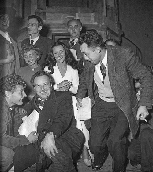 Albert Camus en una carta a María Casares (en el centro de la fotografía con vestido blanco): "El amor no ciega. Al contrario. Permite percibir lo que, sin él, no llegaría a la existencia".