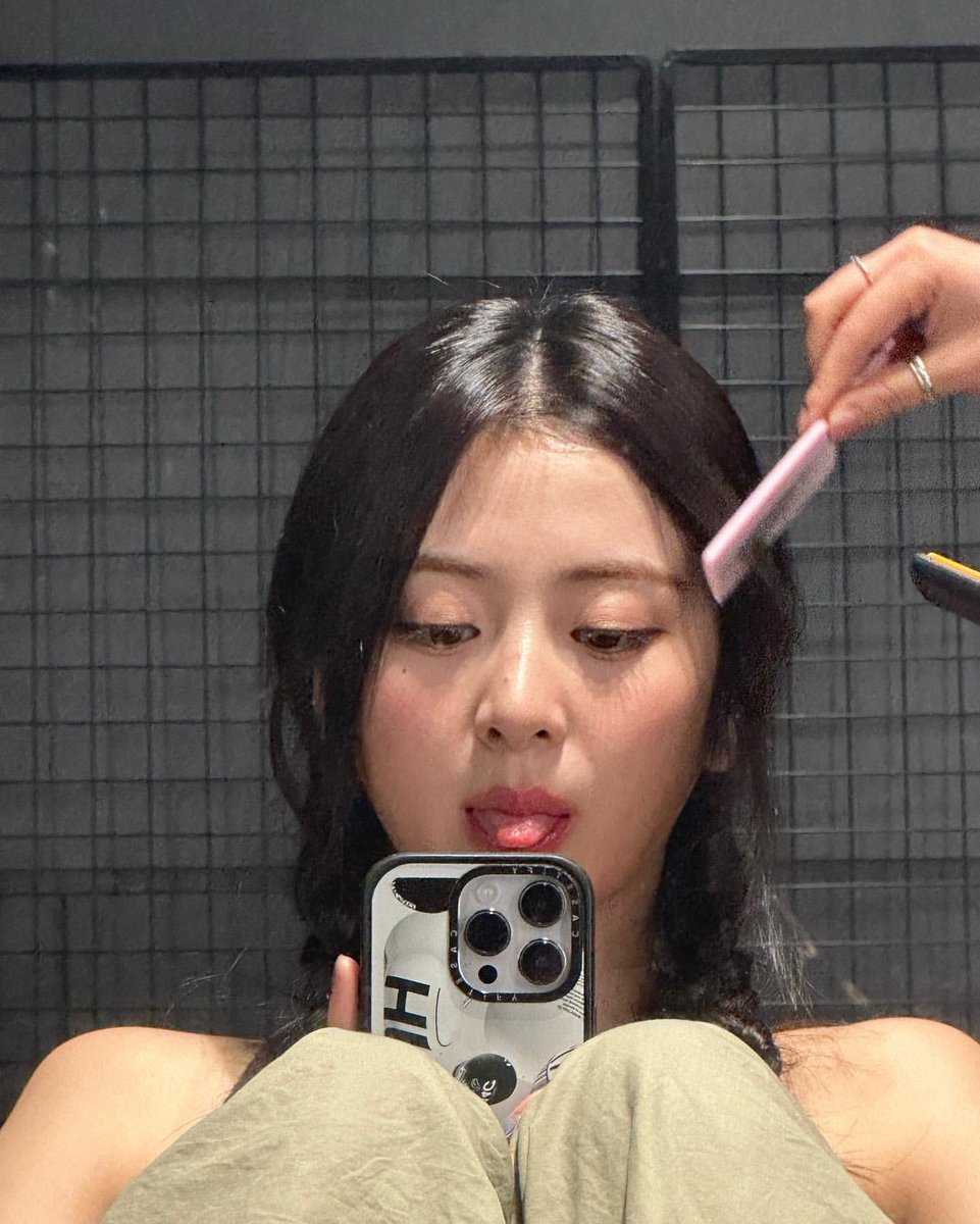 Jenaissant's tweet photo. Your reigning selca queen is back, back, back! ☆ https://t.co/fuIHP3Haz3