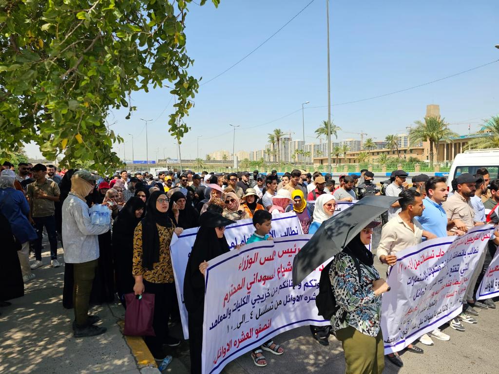 #اول_عشره_تناشد_السوداني
الخريجين #الــعــشـــرة_الأوائـــــل على الأَقسام أصحاب التسلسلات من 4️⃣ إلى 🔟 يطالبون دولة رئيس الوزراء بقرار تاريخي بإنصافهم وشمولهم بالتعيين ورفد مؤسسات الدولة بهم