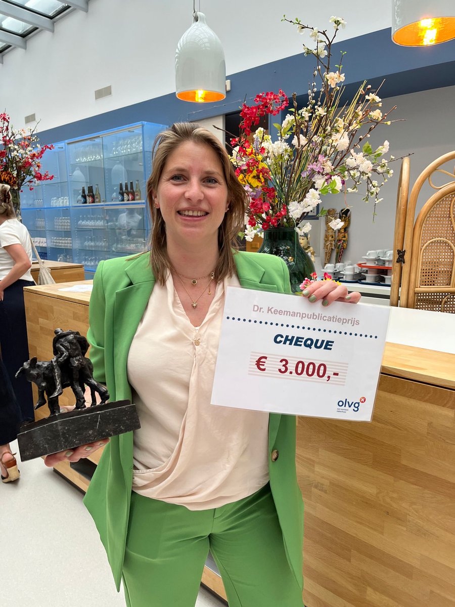 Gisteren was de Wetenschapsdag waarvan alle JointResearch collega's met een lach van trots hebben genoten. <a href="/ArienaRasker/">Ariena Rasker</a> won de OLVG wetenschapsprijs voor de beste OLVG studie - #infectie #CTcue - en @JuliaNoorduyn de #Keemanprijs voor de beste OLVG publicatie! #ESCAPE #meniscus
