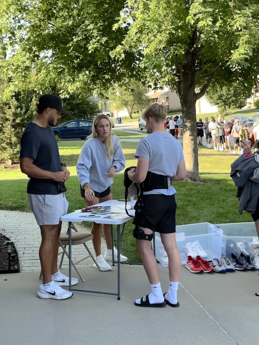 thekelliekw's tweet image. In and out! 2 item limit. 5 people in at a time. @MartinezTheQB is signing autographs too along with @MarisaWeichel! Thanks for the memories 2AM ❤️🏈🌽☠️ #Huskers #firstinline #thereisnoplacelikenebraska #KState @HuskerFBNation