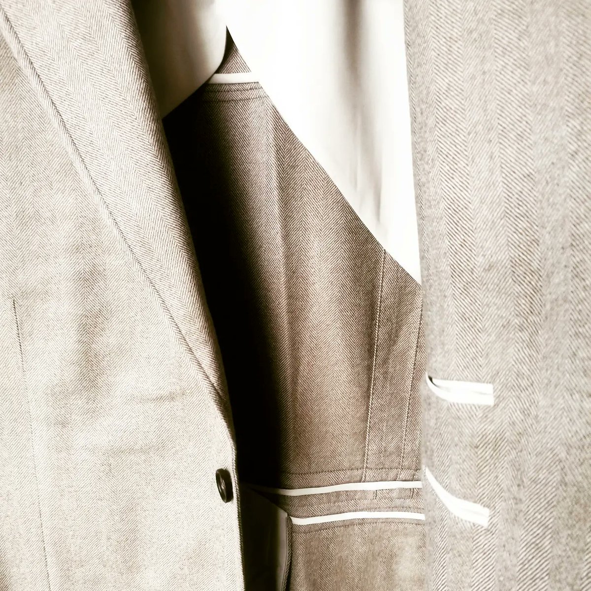 yipwecter's tweet image. When you ' re looking for a suit that ' s been hand - crafted with care , you want to know your suit has been made by an expert . In the world of bespoke clothing , it ' s all about the heritage.

by@worldoftailor

#Worldoftailor #SavilRow #heritage #bespokesuit  #hamdmade