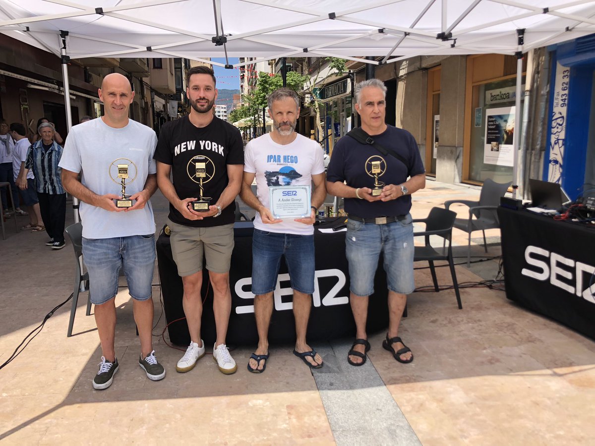 SER Dept Gipuzkoa (@serdeportivosgi) on Twitter photo #PremiosRadioIrunDelDeporte2023
¡¡MENUDOS PREMIADOS!!!
🌟<a href="/caverolo/">IñakiCavero Etxepare</a>
🌟Iñaki Goikoetxea
🌟<a href="/lekaeneatm_irun/">Leka Enea TM Irun</a>
🌟<a href="/anderelosegi/">Ander Elosegi Alkain</a> (recibe <a href="/XabiTaberna/">Xabi Taberna</a>)
👏👏👏👏👏👏👏👏 #PremiosRadioIrunDelDeporte2023
¡¡MENUDOS PREMIADOS!!!
🌟<a href="/caverolo/">IñakiCavero Etxepare</a>
🌟Iñaki Goikoetxea
🌟<a href="/lekaeneatm_irun/">Leka Enea TM Irun</a>
🌟<a href="/anderelosegi/">Ander Elosegi Alkain</a> (recibe <a href="/XabiTaberna/">Xabi Taberna</a>)
👏👏👏👏👏👏👏👏