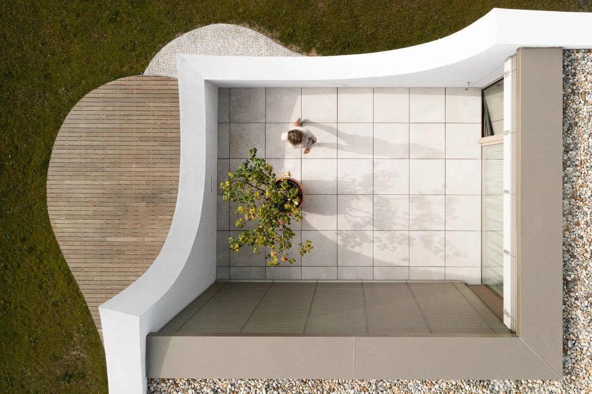 Casa Pátios de Pétalas is decorated with "flower petal" walls: dezeen.com/2023/06/23/cas…